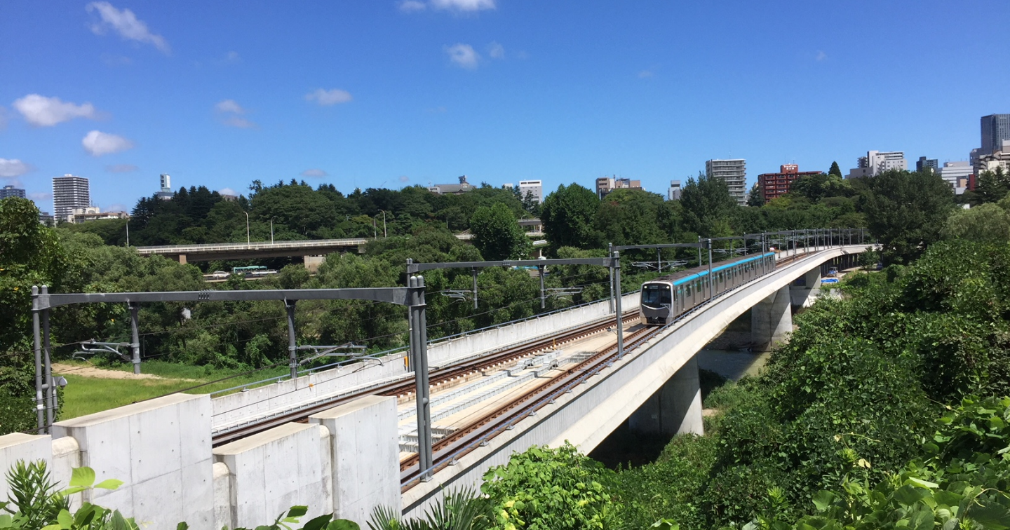 線路と電車の写真