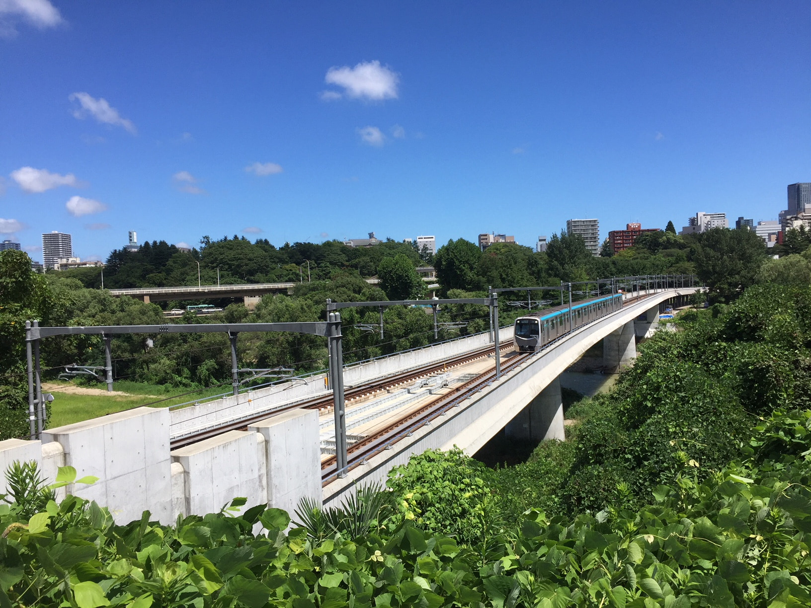 線路と電車の写真